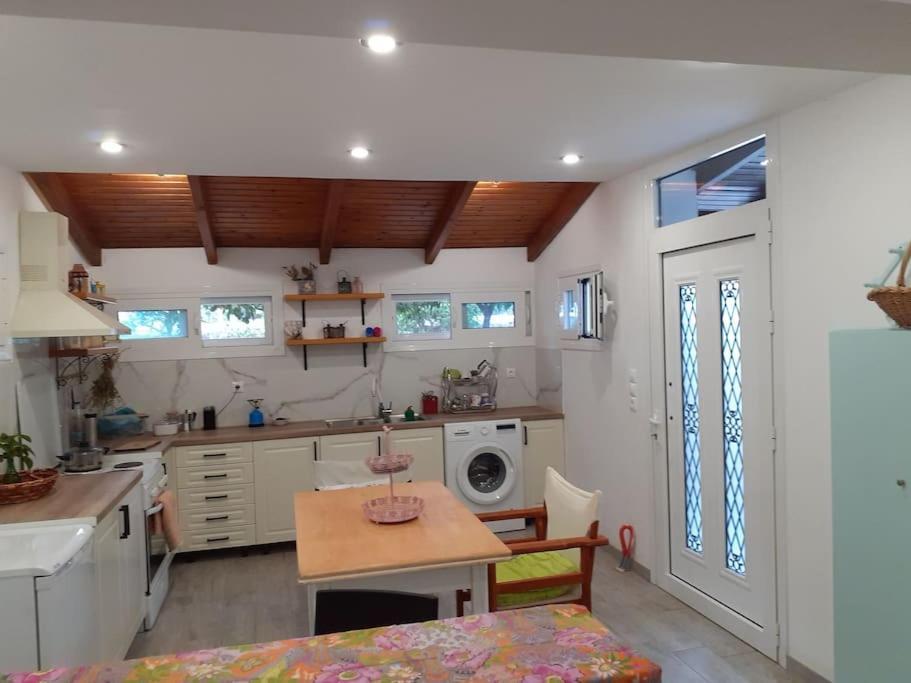 A Modern Farmhouse With Big Garden Trápeza 외부 사진